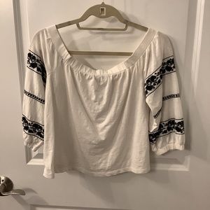 OFF THE SHOULDER AMERICAN EAGLE TOP WITH GREAT SLEEVES
